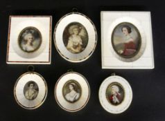 LOT VON 6 MINIATUREN Adelige Damen und Herren. Fossiles Elfenbein. A LOT OF 6 MINIATURES Noble