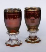 ZWEI BADEGLÄSER Geschliffenes, rubiniertes Glas mit geätzter Ansicht von Marienbad. Ferdinandsbrunn