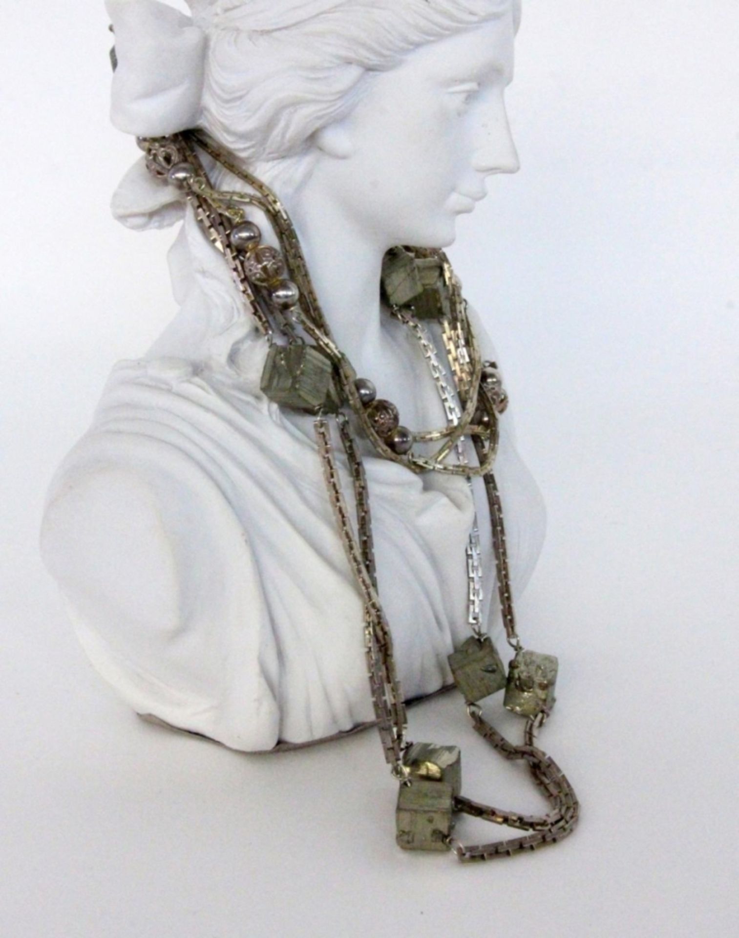 2 SILBERNE HALSKETTEN mit Pyrit. L. je ca. 86cm 2 SILVER NECKLACES with pyrite. Each approximately