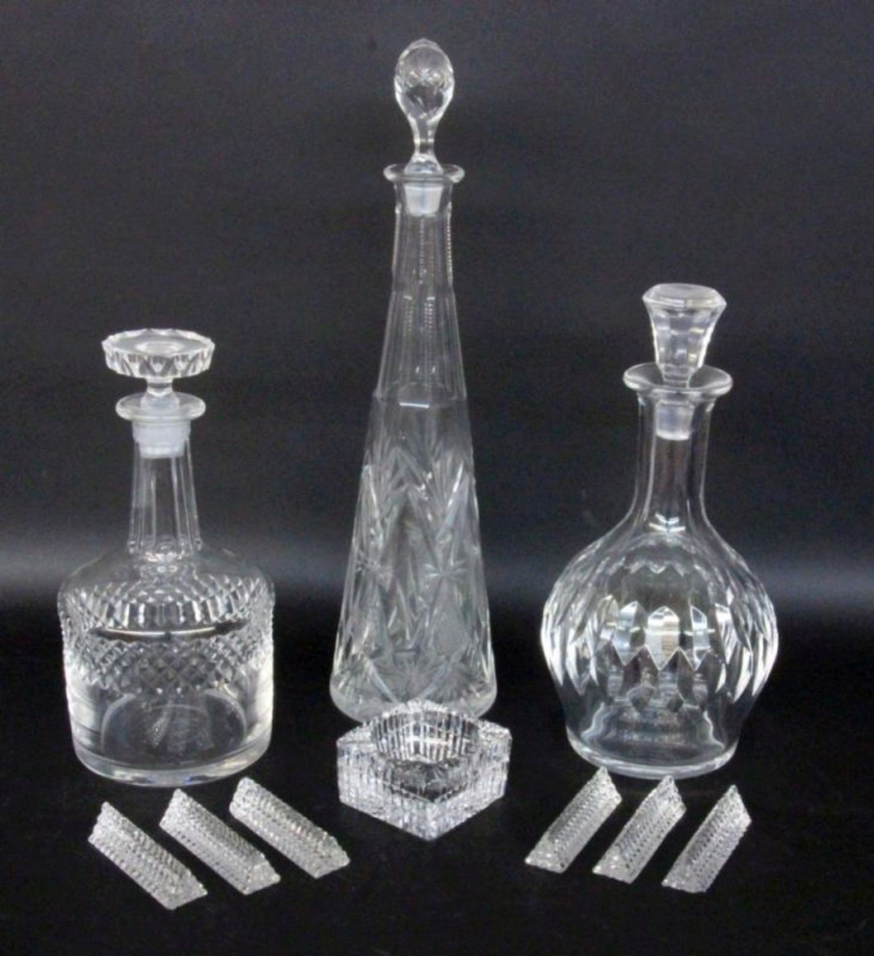 LOT 9 TEILE GLAS. 2 Kristallkaraffen mit Stöpsel, 6 Messerbänkchen und Aschenbecher A LOT OF 9