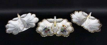 LOT VON 3 DOPPELSCHALEN Schlesien um 1900 Mit Goldstaffage, teils mit bunten Blumen. A LOT OF 3