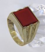 HERRENRING 333/000 Gelbgold mit Karneol. Ringgr. 64, Brutto ca. 6,4g A MEN'S RING 333/000 yellow