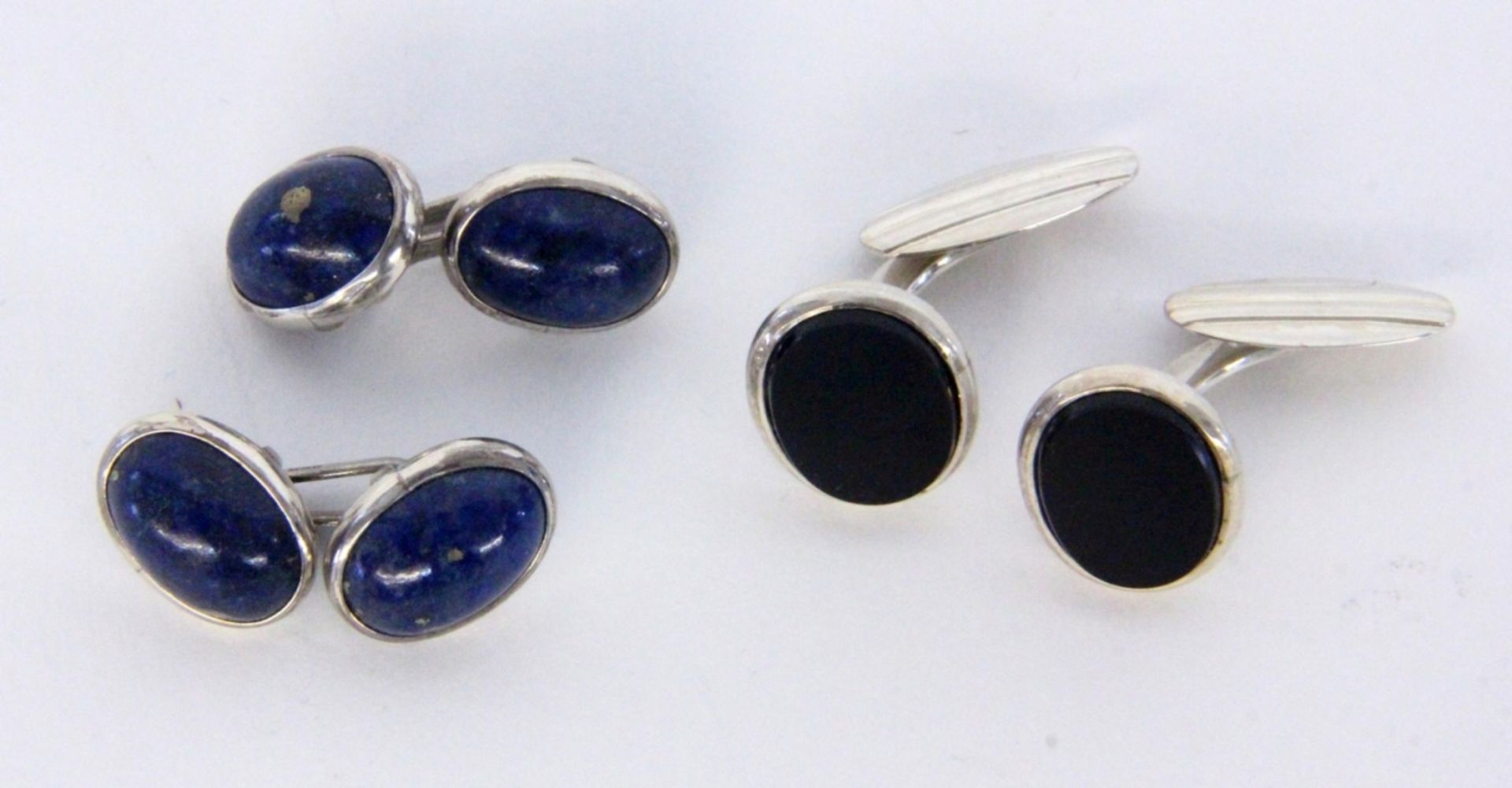 2 PAAR MANSCHETTENKNÖPFE Silber mit Lapislazuli, Onyx und Lagenstein 3 PAIR OF CUFFLINKS Silver