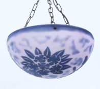 HÄNGELAMPE Blau-violettes Überfangglas mit reliefartig geätztem Pflanzendekor. Signiert: AV.