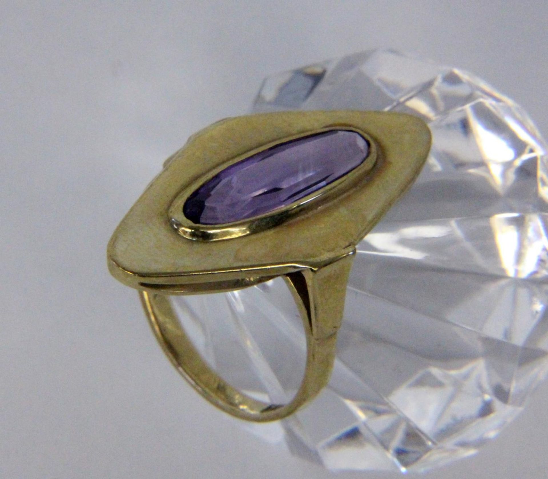 DAMENRING 585/000 Gelbgold mit Amethyst. Ringgr. 56, Brutto ca. 3,4g A LADIES RING 585/000 yellow