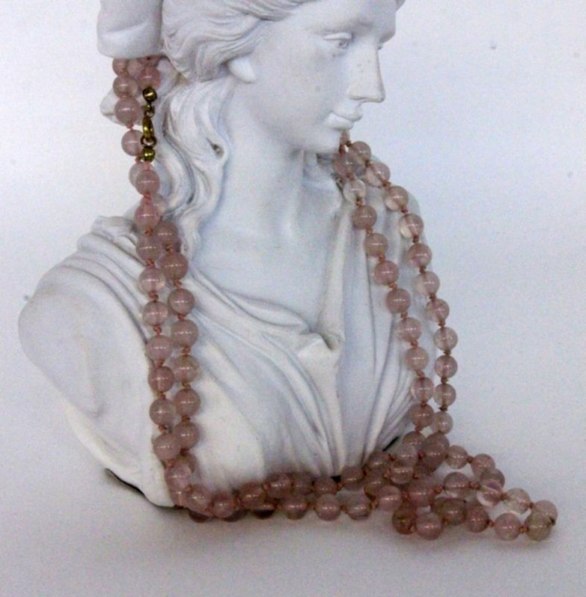 HALSKETTE MIT ROSENQUARZ L.103cm A NECKLACE WITH ROSE QUARTZ 103 cm long.