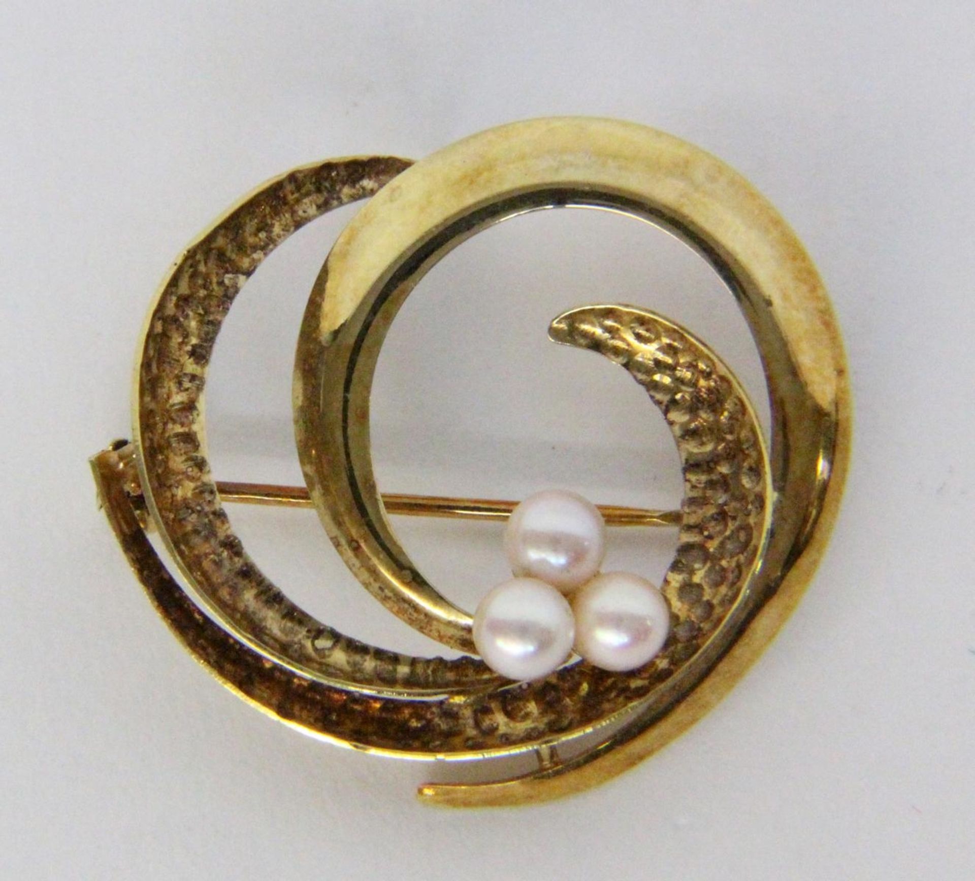 BROSCHE 585/000 Gelbgold mit 3 Perlen. D.30mm, Brutto ca. 3,8g A BROOCH 585/000 yellow gold with 3