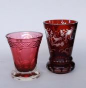 ZWEI BECHER Geschliffenes, rubiniertes Glas mit geschliffenem Dekor. H.11/13,5cm TWO CUPS Cut, ruby
