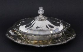 DECKELTERRINE MIT PLATZTELLER Versilbertes Metall. Barockform. Gemarkt. D.32cm. A TUREEN WITH COVER