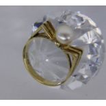 DAMENRING 585/000 Gelbgold mit Perle. Ringgr. 58, Brutto ca. 4,1g A LADIES RING 585/000 yellow gold