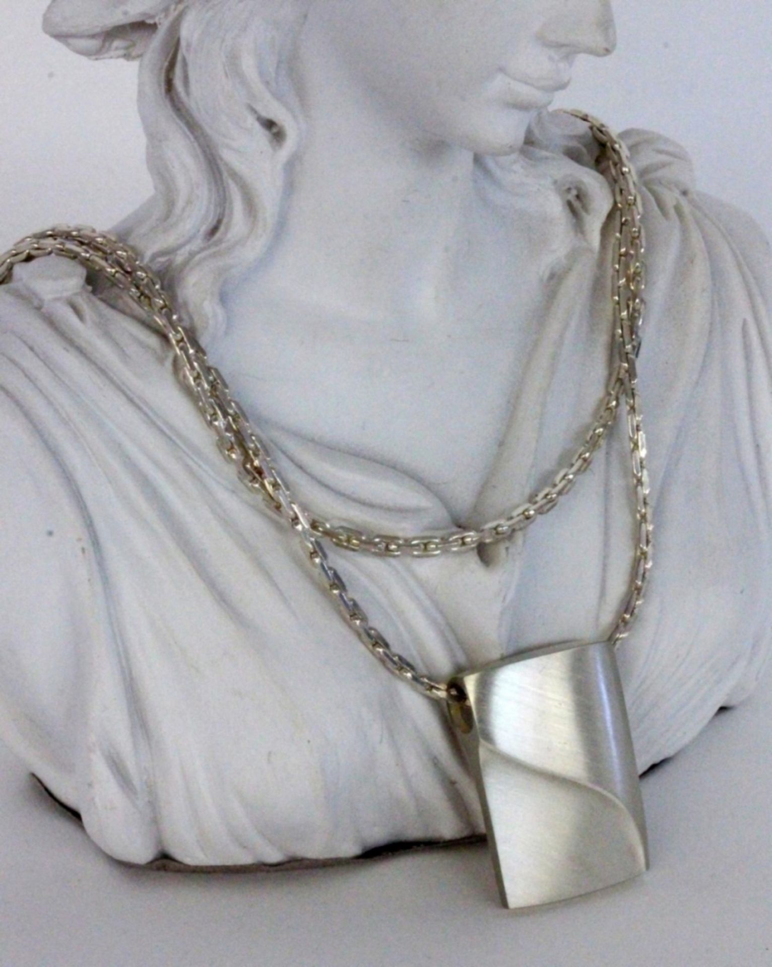 DESIGNERANHÄNGER MIT KETTE Silber. Signiert. L.79cm, ca. 39g A DESIGN PENDANT WITH NECKLACE Silver.