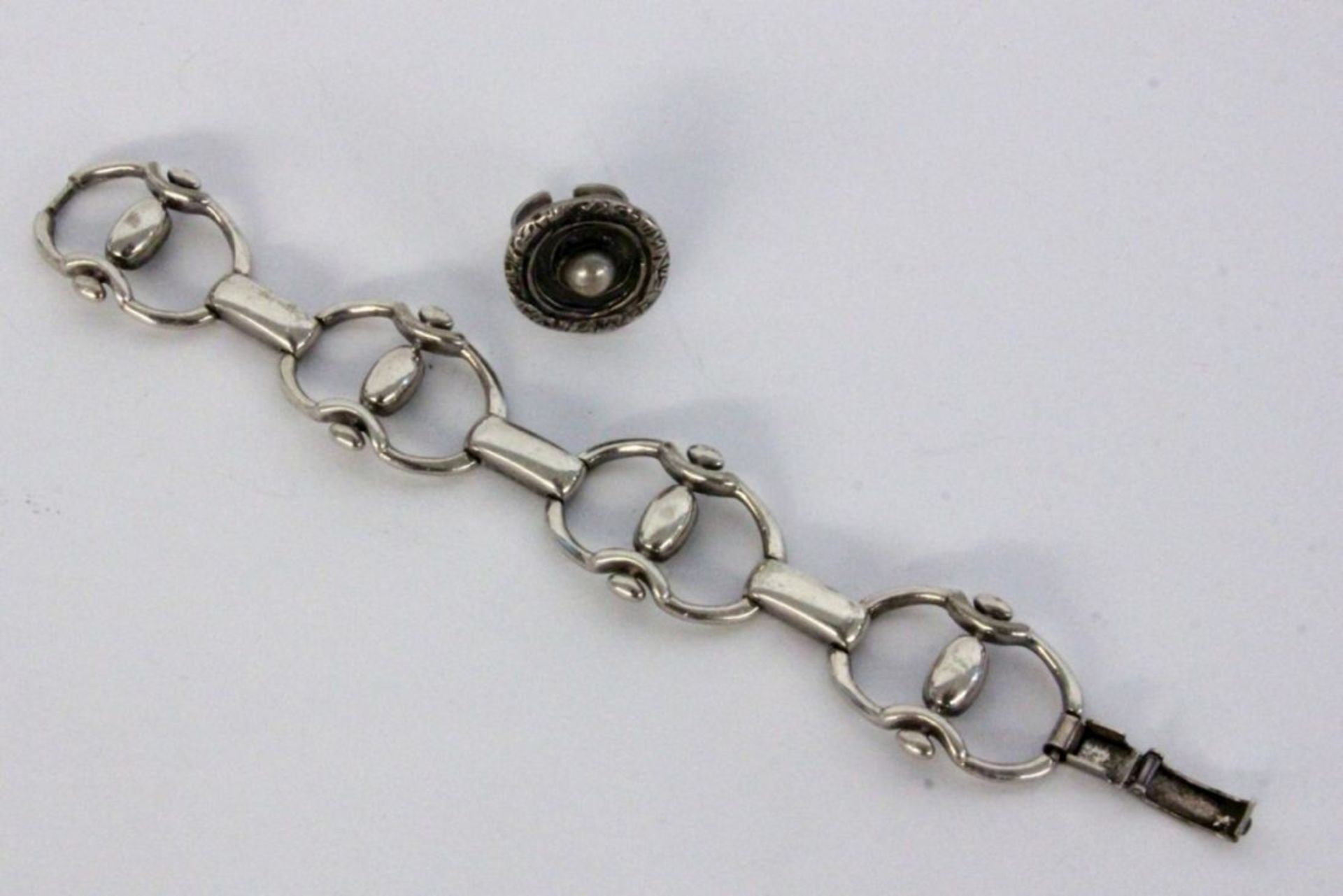 GLIEDERAMBAND UND RING Silber. Brutto ca. 66g A LINK BRACELET AND RING Silver. Gross weight approx.