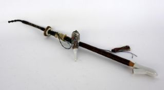 PFEIFE um 1900 Holz und Horn, Pfeifenkopf aus Porzellan mit farbiger Umdruckszene. L.60cm A PIPE