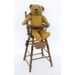 ALTER PUPPENHOCHSTUHL MIT TEDDYBÄR