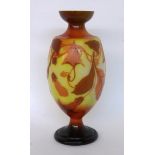 JUGENDSTIL CAMEO-VASE MIT HIBISCUS