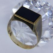 HERRENRING 333/000 Gelbgold mit Onyx.