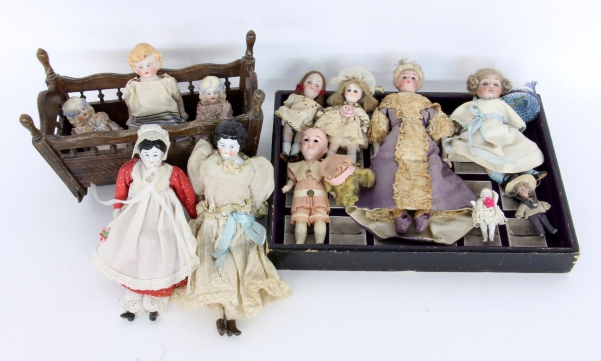 LOT VON 9 ALTEN PUPPENSTUBEN-PUPPEN