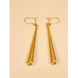 A pair of 9ct gold wrythen baton drop earrings with wire hangers, drop 4cm, 15g