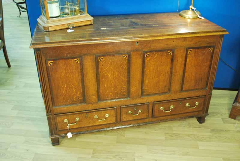 Large oak Mule Chest with spandrels in corner of panels c1810