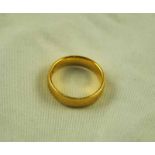A 9ct Gold wedding band 2.4g Size P 1/2