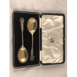 A cased pair of George V hallmarked silver serving spoons, London 1924 by Josiah Williams & Co. 2.
