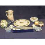 A mixed lot of thirteen items of ceramics to include Royal Worcester cake stand & knife, Wedgwood