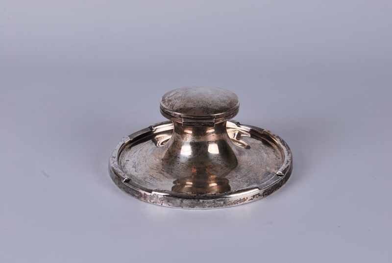 A George V silver oversize capstan inkwell, Birmingham 1912 by A. & J. Zimmerman Ltd., complete with - Image 3 of 3