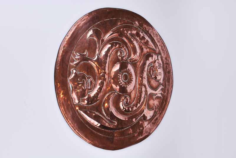 An Arts & Crafts Newlyn style circular copper charger with repoussé decoration in the form of - Image 2 of 2