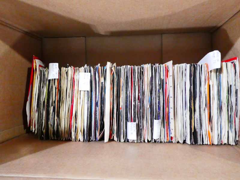 A large collection of rare 1960's and later seven inch vinyl singles, complete with covers (500+) - Image 2 of 21