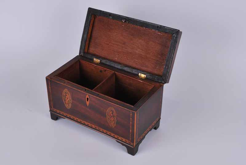 A George III mahogany twin compatrment tea caddy with chevron stringing and bird paterae on - Image 2 of 2