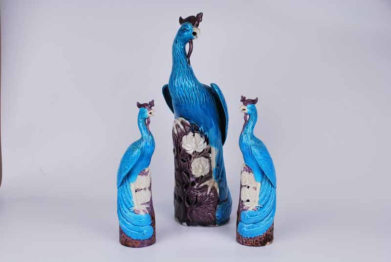 A large Qing dynasty Fenghuang (phoenix) and garniture in teal glaze and on aubergine and ivory - Image 2 of 5