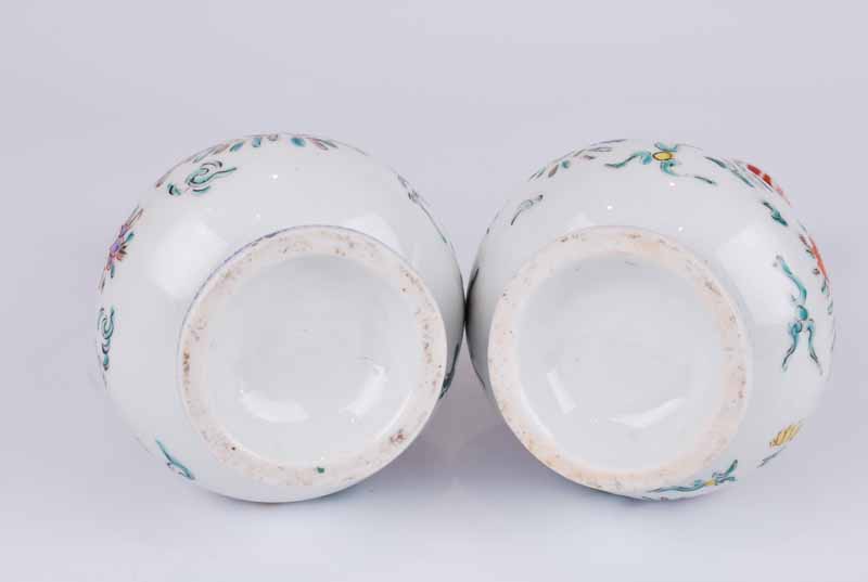 A pair of 19th Century Chinese porcelain Wucai footed gourd vases with applied kylin winding - Image 4 of 4