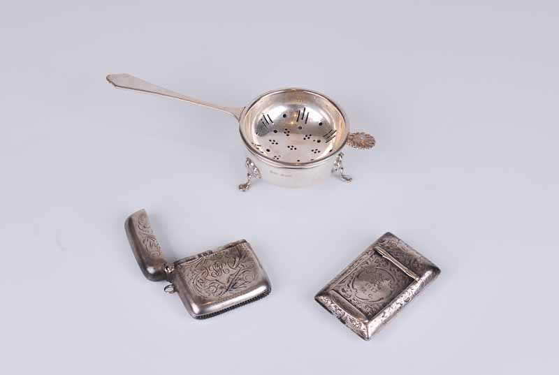 An Edward VII Silver snuff box, Chester 1902 by Rolason Bros, an Edward VII vesta case, Birmingham