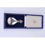 A Queens silver jubilee silver caddy spoon with sinister Queen's bust, Birmingham 1977 by Mappin &