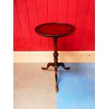 A Victorian mahogany dish top wine table on vase shaped tripartite column base 38 cm dia. x 65 cm H