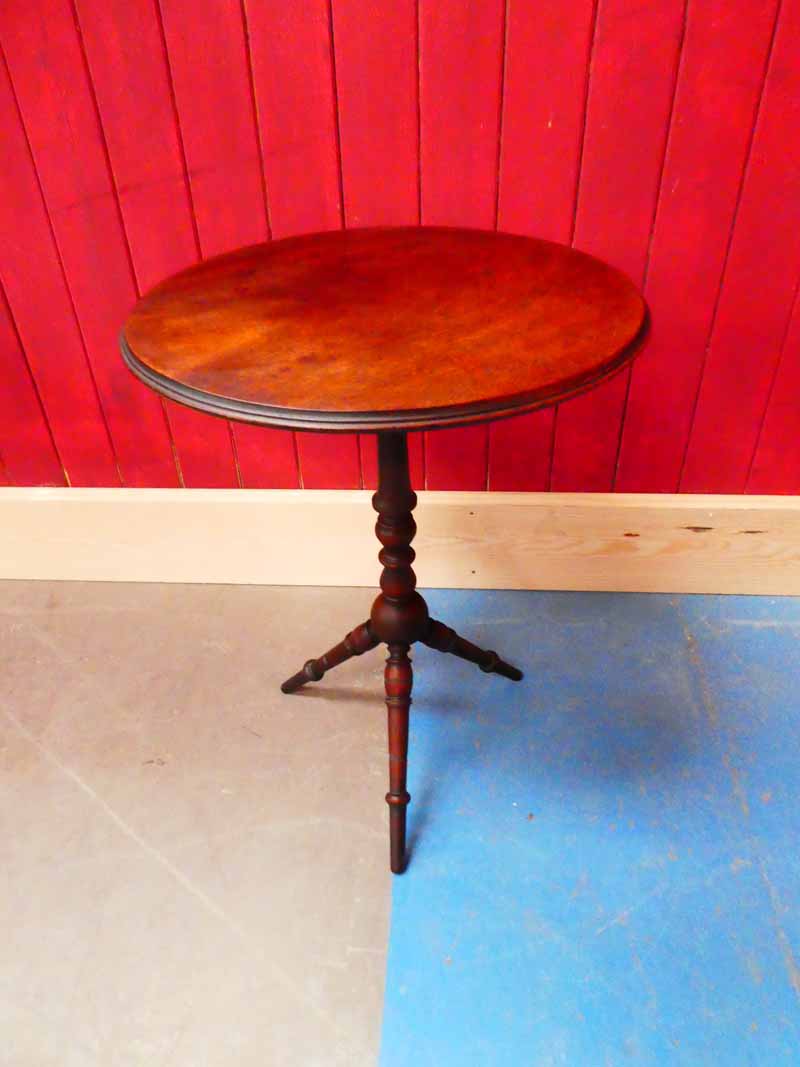 A late Victorian mahogany Gypsy Table on turned tripartite column base 55 cm dia. X 72.5 H