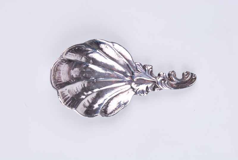 A modern rococo silver caddy spoon with C-scroll handle and scallop shell bowl, London 1983 an d - Image 2 of 2