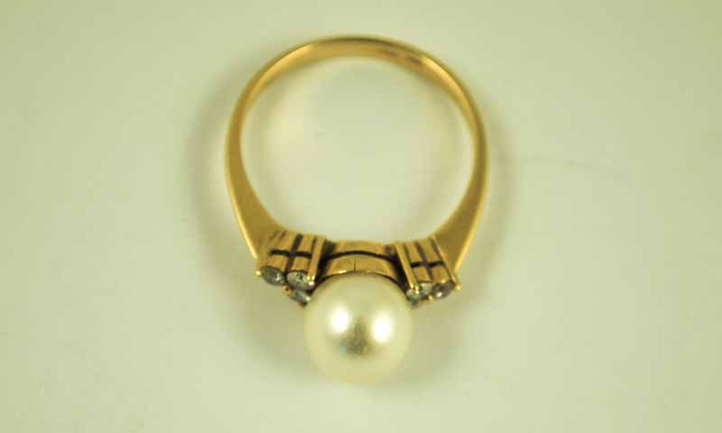 An 18 ct gold Hong Kong cultured 8 mm pearl solitaire ring with chip diamond set shoulders P 1/2 3. - Image 2 of 2