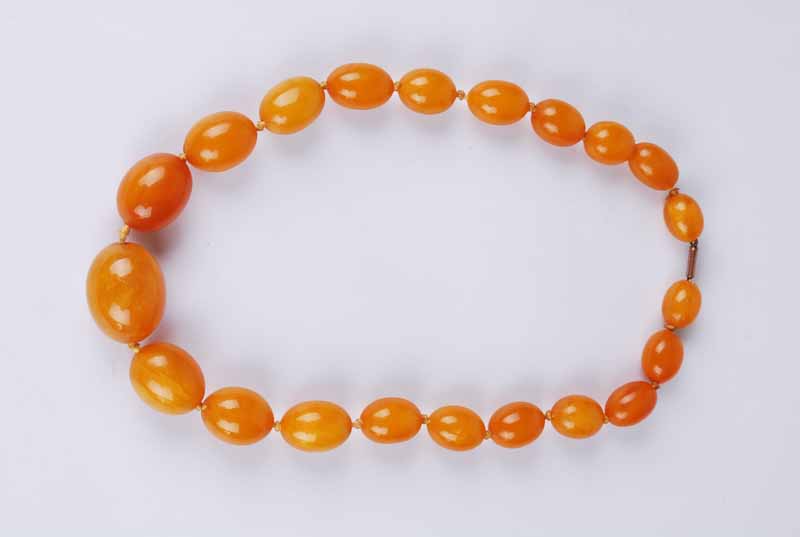 An early to mid-twentieth century amber bead necklace - Image 2 of 2