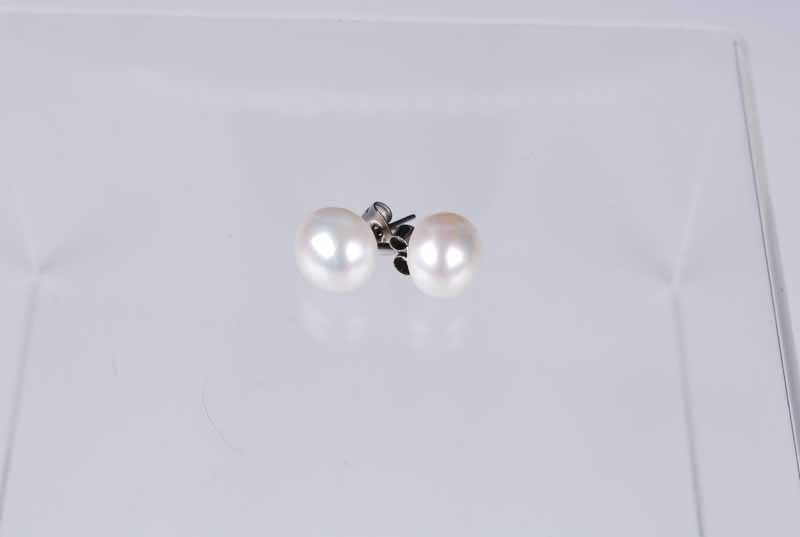 A string of baroque pearls, each approx. 6 mm dia., 45 cm L; together with a pair of matching - Image 3 of 3