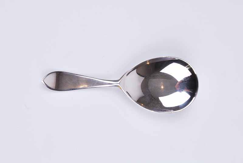 A plain silver caddy spoon with teardrop bowl, London 1920 by Charles William Fletcher, 12.5 g