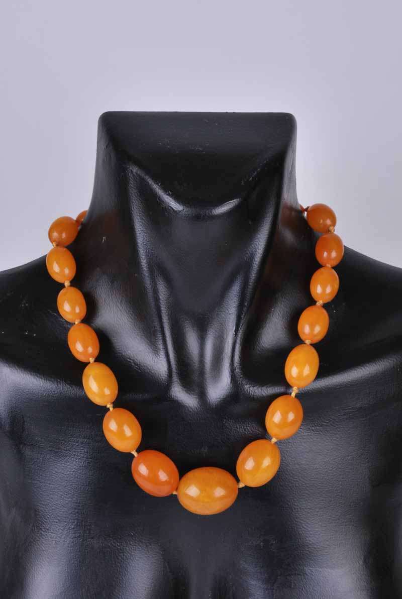 An early to mid-twentieth century amber bead necklace