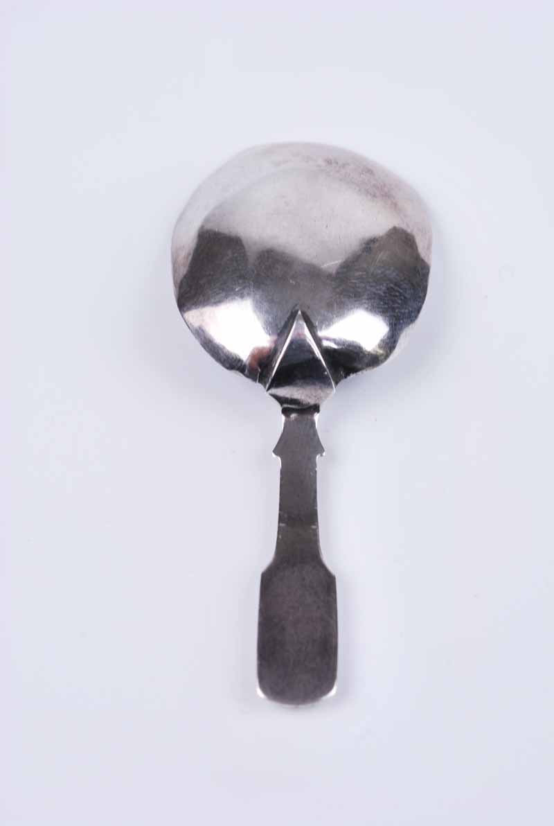 A Victorian brightcut silver caddy spoon, Birmingham 1842 by Taylor & Perry, 5.5 g - Image 3 of 3
