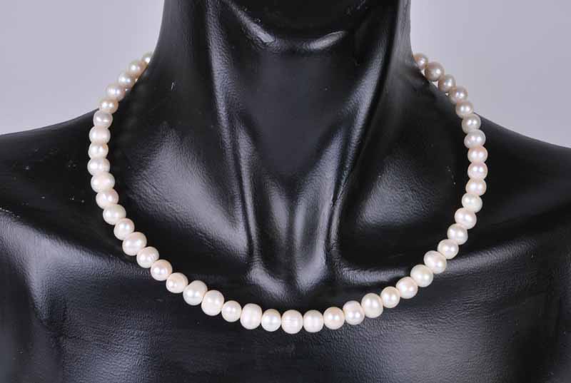 A string of baroque pearls, each approx. 6 mm dia., 45 cm L; together with a pair of matching - Image 2 of 3