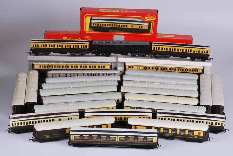 Collection of thirty Hornby and Tri-Ang railway carriages mainly unboxed including pullman, brake,