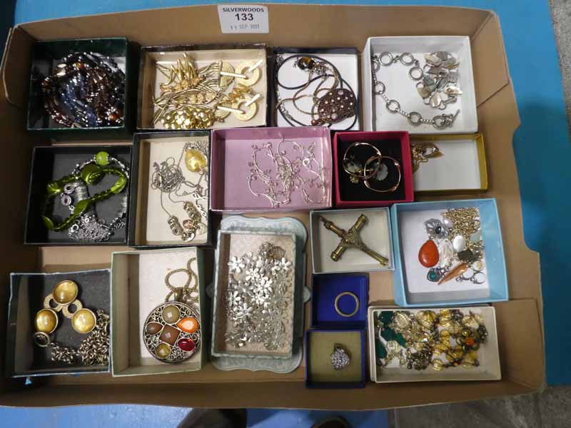 Tray of jewellery including rings, gemstone and glass bead necklace.