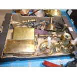 A tray of mixed brassware and metal trivets