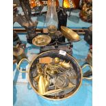 A pan of brass smallwork, kitchen scales and wall mounted oil lamp