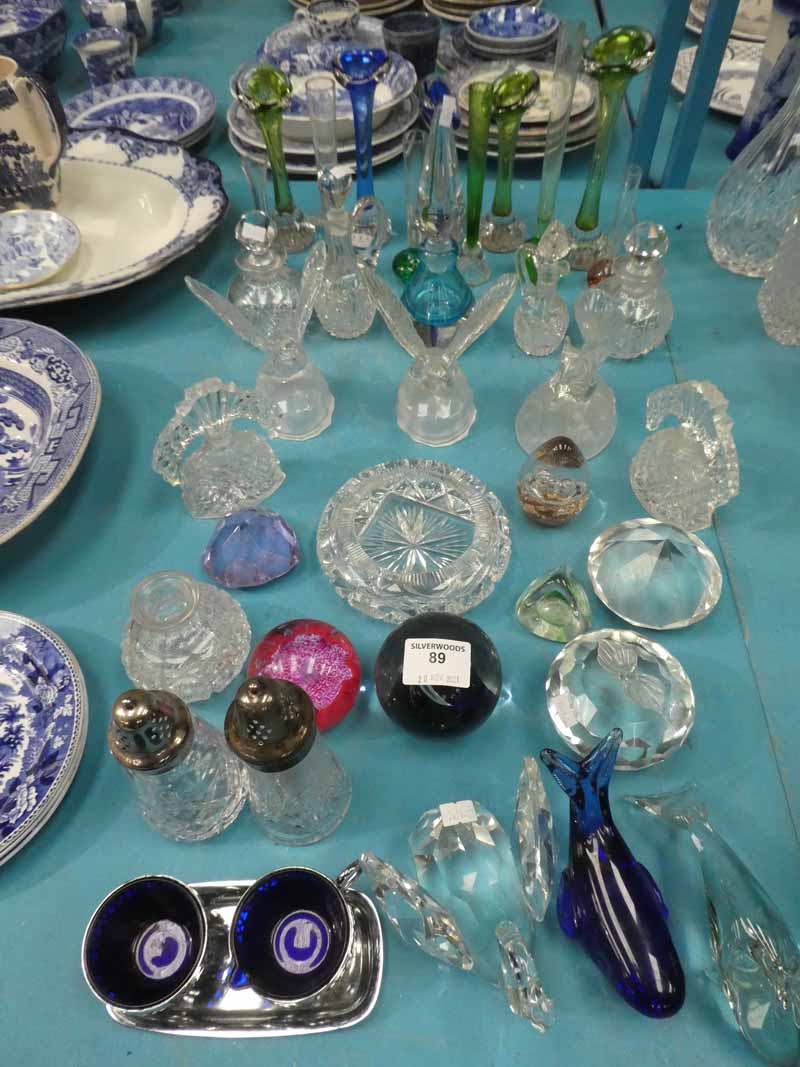 Approx 35 items of mixed glass ornaments, vases and desk weights etc