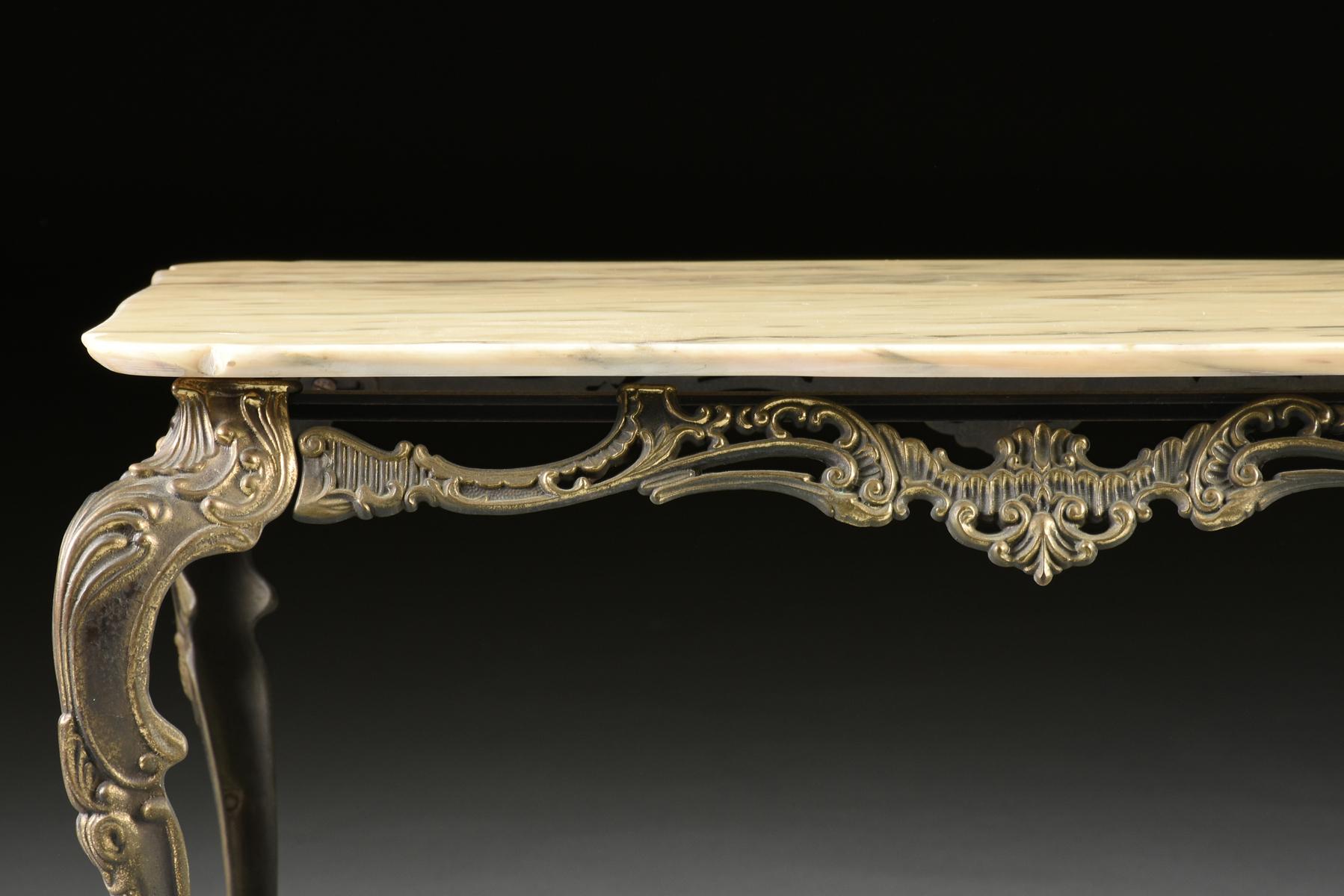 A ROCOCO REVIVAL MARBLE TOP GILT BRASS COFFEE TABLE, EARLY/MID 20TH CENTURY, the serpentine edge - Image 5 of 9